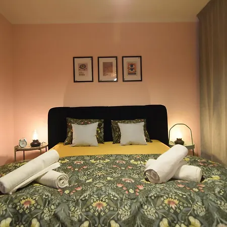 Stylish Apartment With Video Projector-3